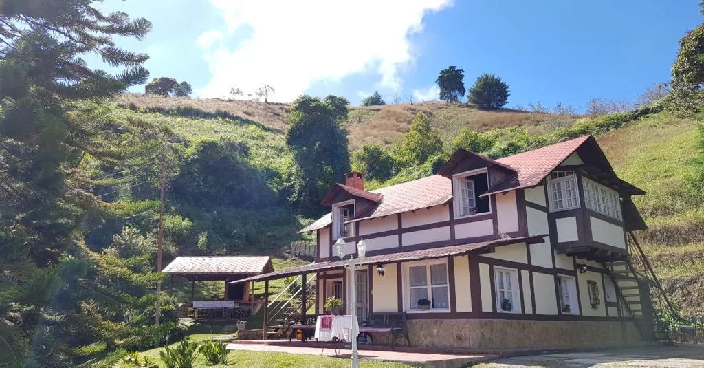 Las cabañas y su jardín, con la montaña de fondo