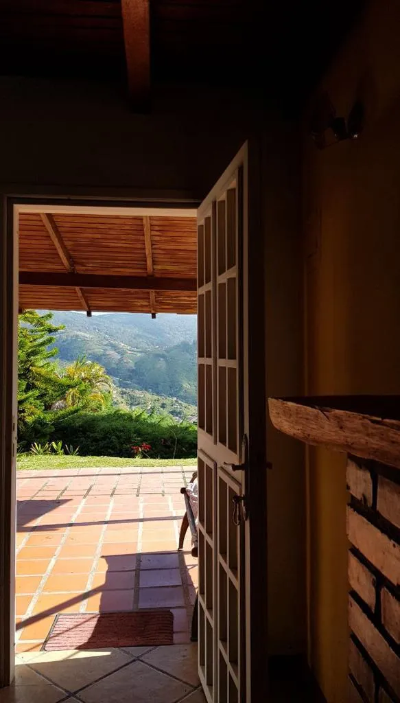 Puerta abierta hacia la terraza con vista al valle