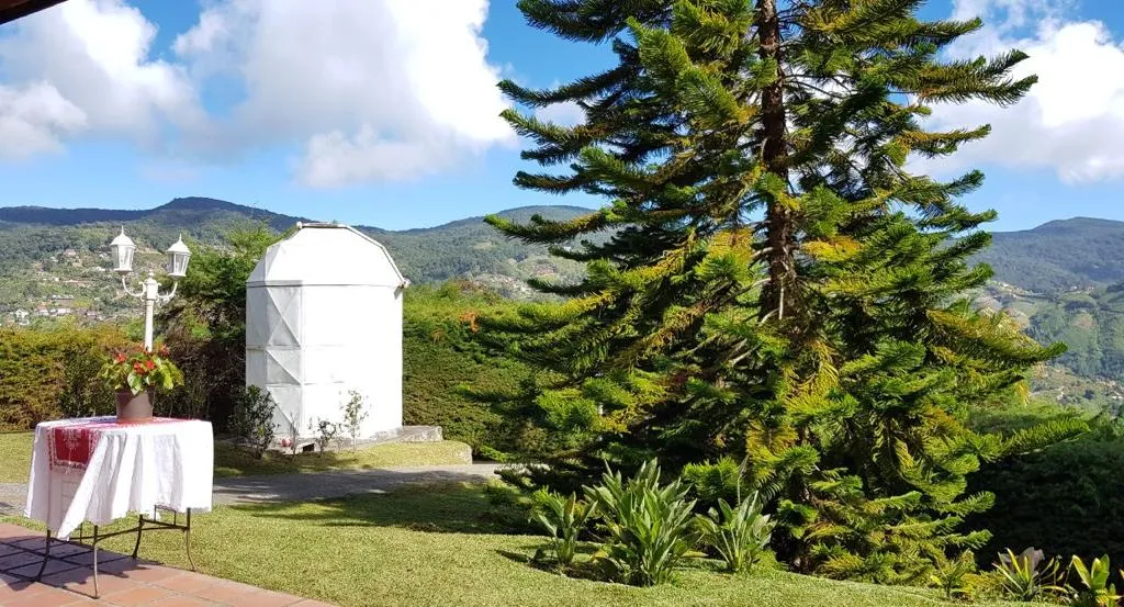Vista panorámica del valle desde el jardín